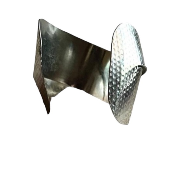 Gorgeous hammered silver wide cuff bracelet. - Picture 4 of 5